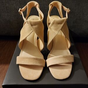 🎁NWT Vince Camuto Kalintie suede heeled pump in biscuit (cream), size 8.5